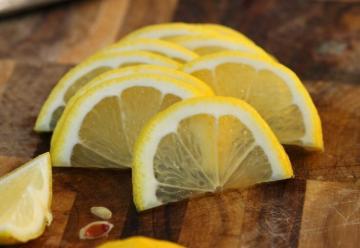 Vad jag gör är att skära en citron var både färsk och inte bortskämda