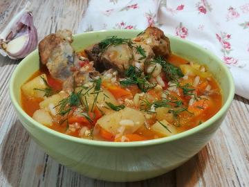 Närande och läckra tjock soppa med grönsaker, potatis och ris i uzbekiska