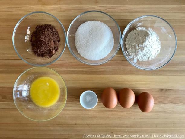 Ingredienser för att bilda 16 cm diameter: 3 ägg (C1), 100 g socker, 60 g mjöl B / C, 30 g kakaopulver, 20 g smör, 20 g vaniljsocker, en nypa salt