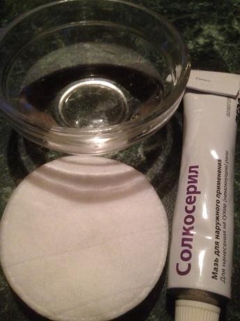 För att förbereda mask: vatten, bomullsrondeller och Dimexidum Solkoseril. 