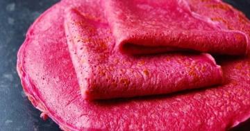 Rosa pannkakor med rödbetor