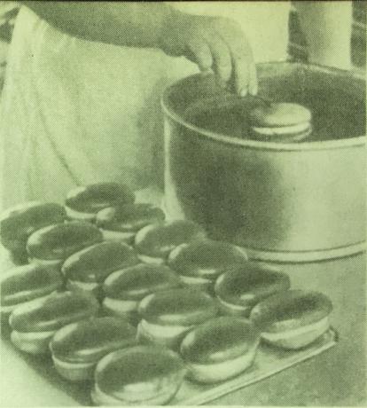 Arbetet med att förbereda kakor "Bush". Foto från boken "Produktion av bakverk och kakor," 1976 