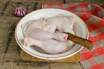 Hur man bakar kycklingbenen med surkål?