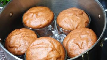 Muffins i en kastrull på en konventionell spis