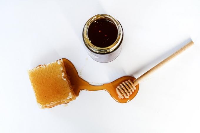 Färsk honung innehåller mer än 20% av den flytande