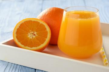 Hur att pressa apelsinjuice utan juicer
