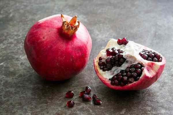 Både frön och skalet är användbara i granatäpple (Foto: simplyrecipes.com)