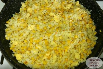 Jag stannade kokt ris? Förbered garnera med ägg och majs. Enkel och läckra