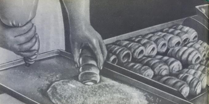Processen för beredning av tubuli med grädde. Foto från boken "Produktion av bakverk och kakor," 1976 