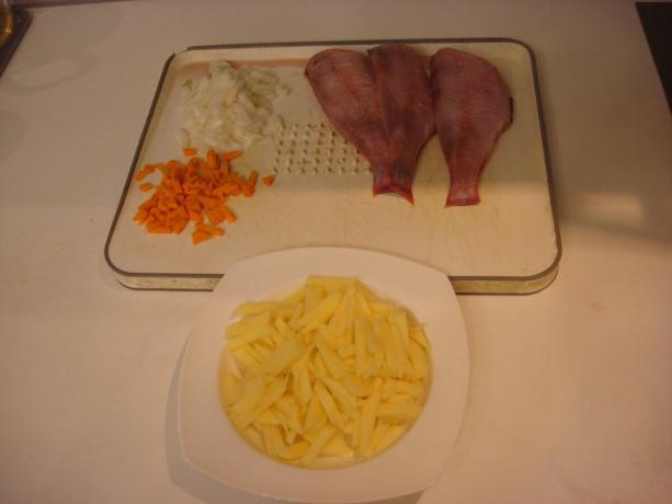 Bild tagen av författaren (beredd fisk, potatis, lök, morötter)