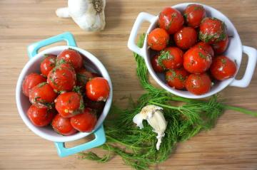 Fyllda tomater för vintern i Rostowski: fantastiska aptitretare!