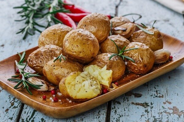 Det finns dussintals alternativ för att laga jackpotatis (Foto: alamy.com)