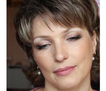 Makeup fel ålder kvinnor som försöker se yngre, få motsatt effekt