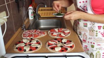 Snabb pizza på den arabiska kakan under 10 minuter