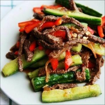 Koreanska aptitretare kött, gurka och paprika