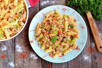 Pasta med köttfärs i en panna