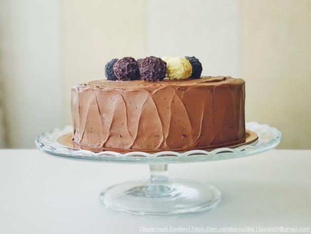 Cake belagd kräm baserad på mörk choklad