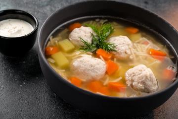 Rejäl soppa med köttbullar och nudlar