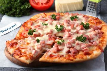 Pizza med korv, tomater och ost