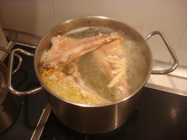 Bild tagen av författaren (lägg fisk, potatis, lök och morötter i soppan)
