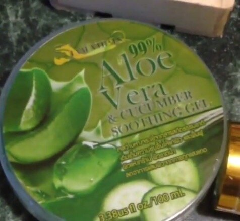 Freaky Aloe Vera Gel! Han bara inte riktigt cool! Jag är lite tupanul och en stor flaska (300 ml) placerades i handbagage, tog jag det som det gäller för vätskor. Priset här är så liten - 50 rubel.