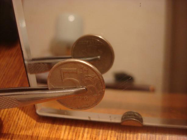 Bild tagen av författaren (5 rubel mynt i reflektions kan ses att örnen är inverterad)