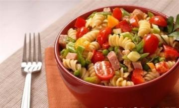 Otroligt läckra maträtt - pasta sallad och grönsaker. Alla fördelarna med natur i en sallad!