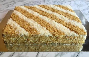 Cake bakverk med vaniljsås