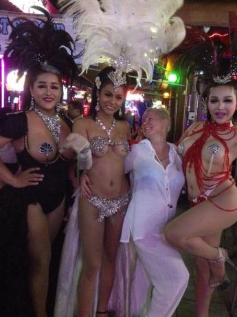 Bangla Road. Där kommer du att se trance. Foto med honom gratis)) 100-15- Baht. Jo, någon med dem inte bara Fota och använda deras tjänster, men det är inte mitt ämne))