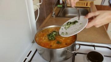Meatless soppa med färsk vitkål