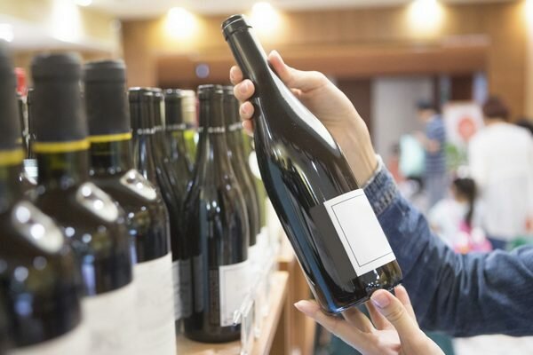 Läs alltid etiketten på vinet innan du köper (Foto: Pixabay.com)