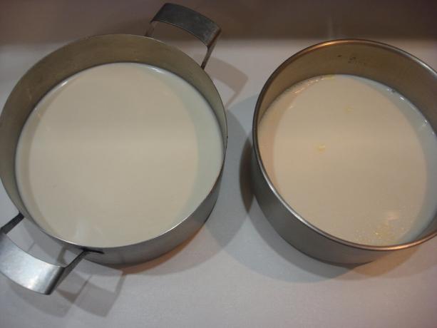 Bild tagen av författaren (höger mjölk från en termos till vänster om tryckkokaren)
