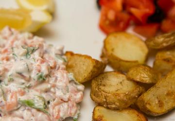 Potatis med gräddan av öring och grönsaker: en fullständig tre-rätters middag för en halvtimme