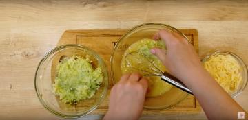 Roll-omelett med zucchini i pannan