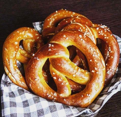 Ruddy "pretzels" salt i degen och strö över salt. Bilder - Yandex. bilder