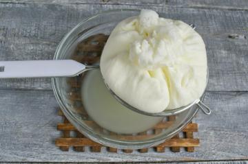 Snabbt recept användbar ostmassa av en kapsel kalciumklorid (recept från Sovjet kokbok)
