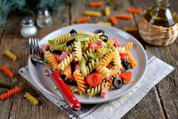Sallad med pasta, salami och grönsaker