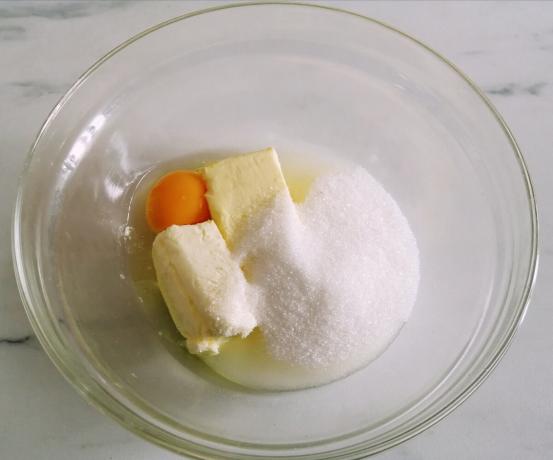I en skål, kombinera smör, socker och ägg