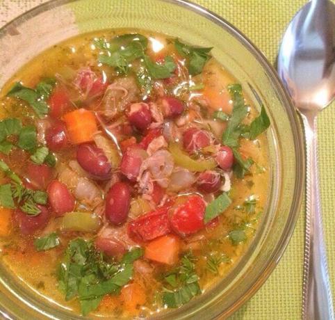 Denna soppa kallas ett kännetecken för Bulgarien, och smaken och fördelarna med det är inte sämre än vår Borsjtj.