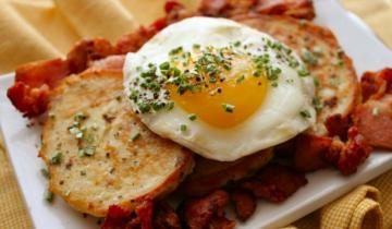 Bästa Frukost: pannkakor med äggröra och bacon