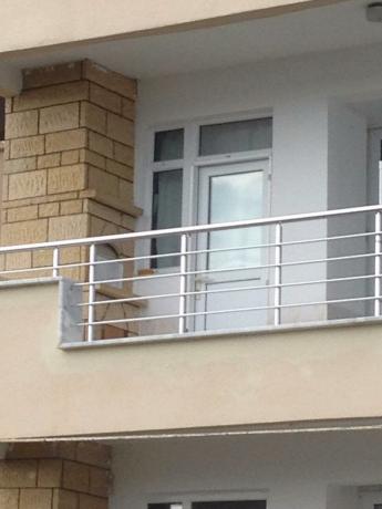 Mycket trevligt att i nästan alla balkonger i den turkiska provinsen - har sina egna grillar.