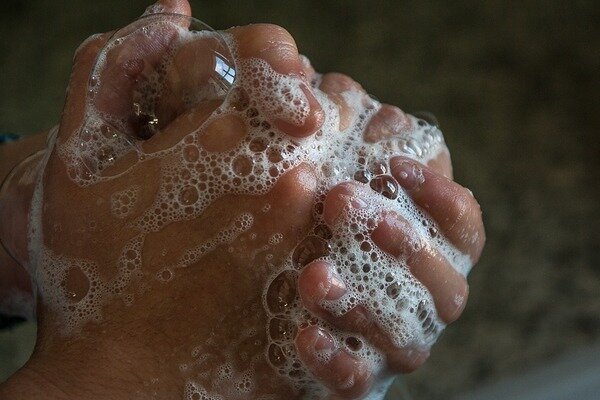 Tvätta händerna noggrant före varje måltid. (Foto: Pixabay.com)