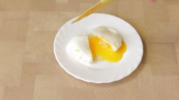 Den idealiska frukost i 5 minuter. Hur du snabbt och enkelt laga en portion ägg