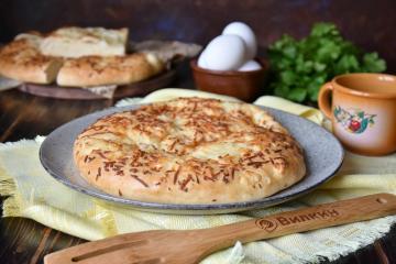 Megrelian khachapuri med suluguni: utsökt georgiskt plattbröd