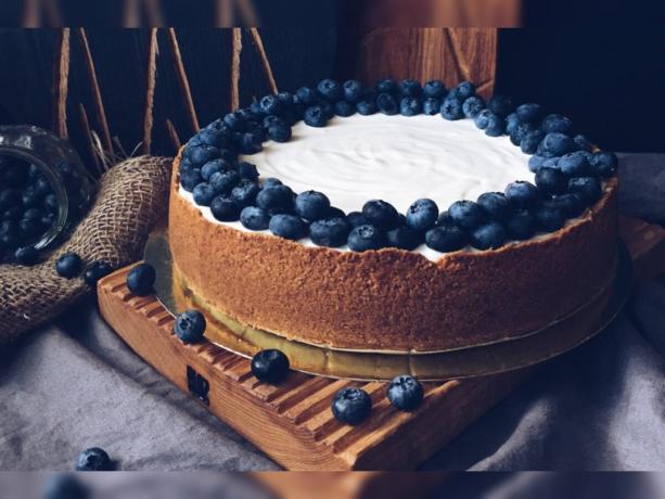 Classic New York cheesecake dekorerade med färska blåbär