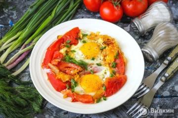 Stekta ägg med tomater och lök