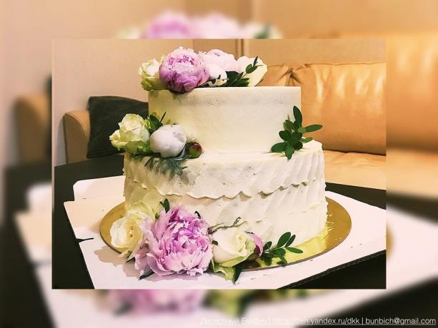 Ett exempel på en bröllopstårta, som jag dekorerat med blommor
