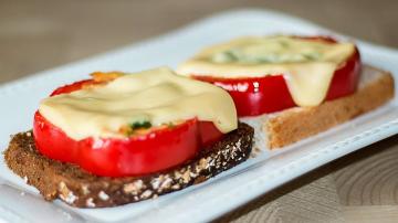 Original varma smörgåsar med ost och ägg. frukost Idéer