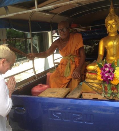 Förresten, efter att ha besökt Big Buddha nästa dag på hotellet, såg jag bara en sådan mobil "station" med munken. Han knyter också repet, inte pengarna inte kräver, men beslutade att sätta åtminstone som något.