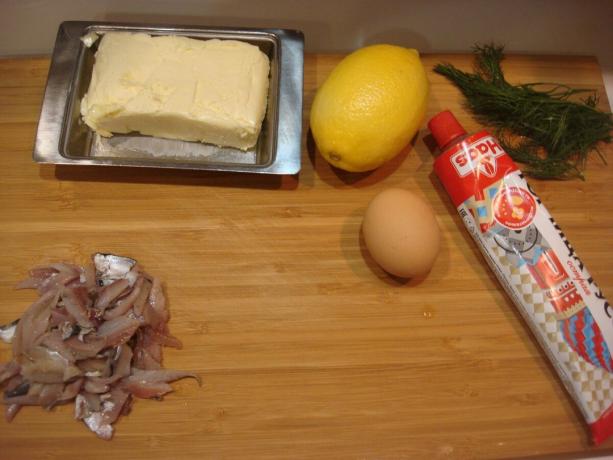 Bild tagen av författaren (borstad skarpsill, ägg, citron, smör, senap)